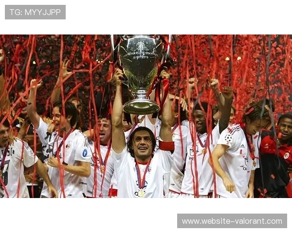 欧冠奖杯亮相印度贫民窟，当地少年足球联赛获欧足联资助